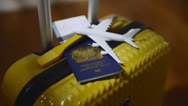 Pasaporte del Reino Unido de Gran Bretaña en maleta de viaje. - Metraje, vídeo