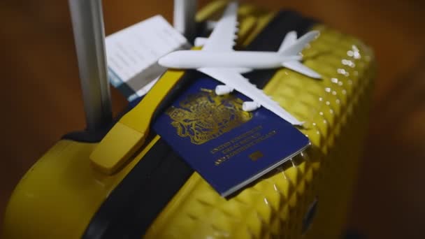 Verenigd Koninkrijk van Groot-Brittannië paspoort op reiskoffer. - Video