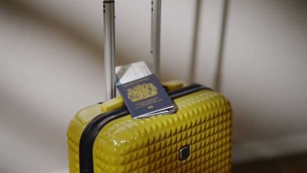 Паспорт гражданина Великобритании на дорожный чемодан. - Кадры, видео