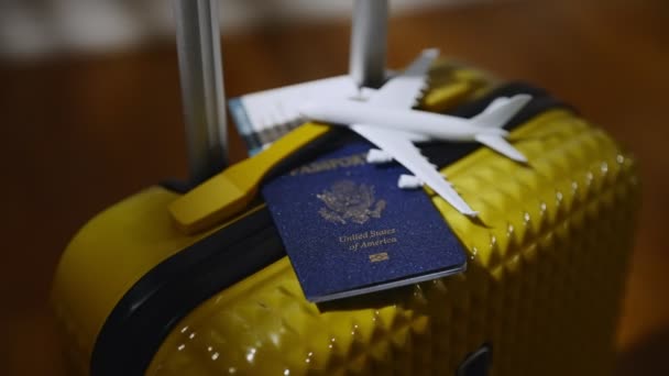 Passaporto degli Stati Uniti d'America sulla valigia da viaggio. - Filmati, video