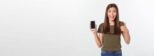 Lány gazdaság Smart Phone - Gyönyörű mosolygós lány kezében egy okos telefon. - Fotó, kép