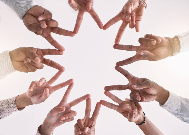 Знак миру, підтримка та єдність з діловими людьми в командній роботі, співпраці та глобальній компанії. Масштабування рук, різноманітність чоловіків і жінок у зірковому жесті для довіри, цілі мотивації або офісної спільноти
. - Фото, зображення