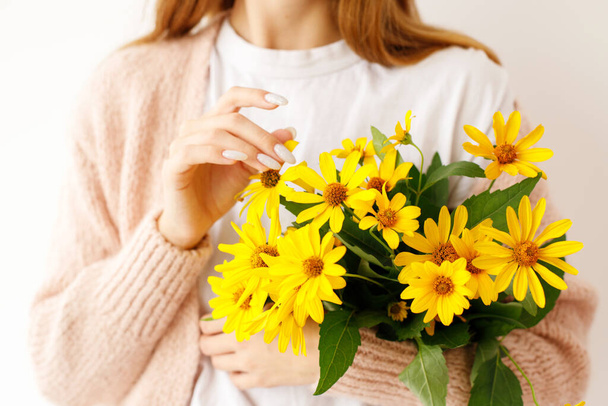 flores amarelas nas mãos de uma mulher close-up blogger.banner - Foto, Imagem