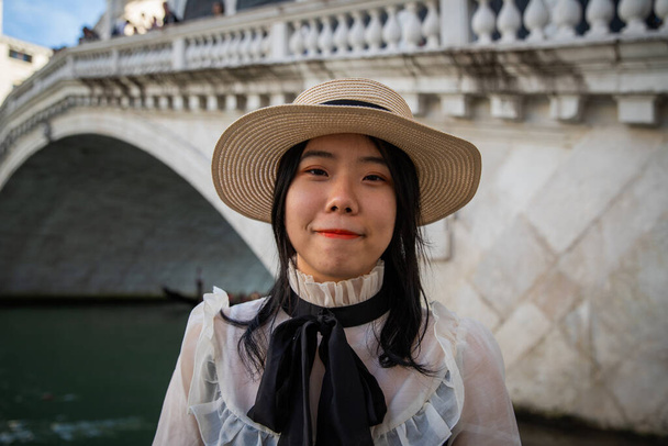 Ritratto di giovane turista durante il suo soggiorno a Venezia, di fronte al Ponte di Rialto. - Foto, immagini