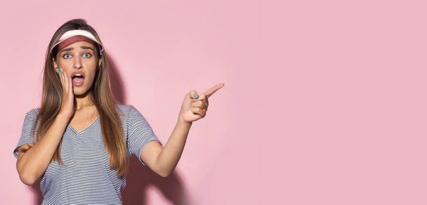 Shocked young woman on pink background. - Foto, immagini