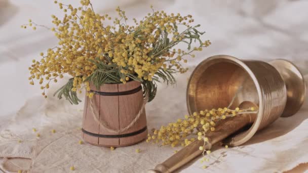 Mimosové květiny a bronzová malta na starém kusu pytloviny. Vysoce kvalitní 4K záběry - Záběry, video