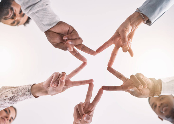 Friedenshände, Kooperationsgruppe und Motivation für Unterstützung, Solidarität und Partnerschaft zusammen. Unterhalb der Teamarbeit machen Menschen ein Start-Emoji mit Fingern für Vertrauen, Hoffnung und Engagement für Visionen. - Foto, Bild