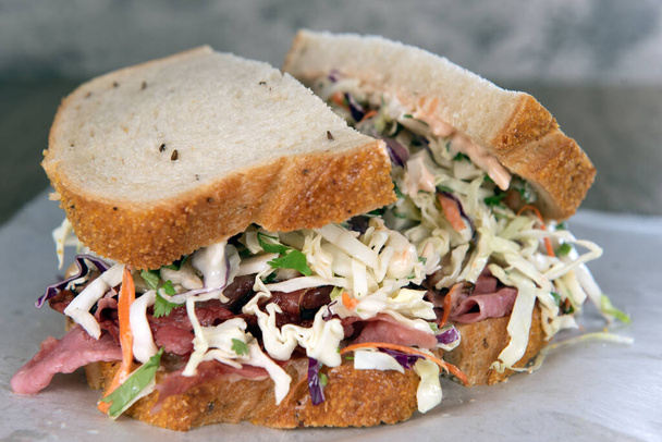Обед подается с нагруженной солониной и бутербродом с пастрамой, переполненным колой. - Фото, изображение