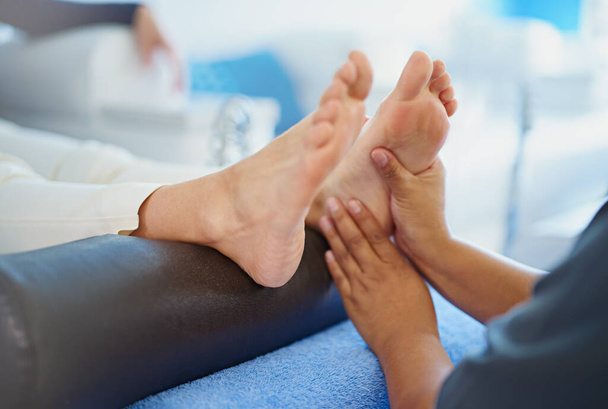 Pedicures zijn zo ontspannend. een vrouw met haar voeten gemasseerd in een beauty spa - Foto, afbeelding
