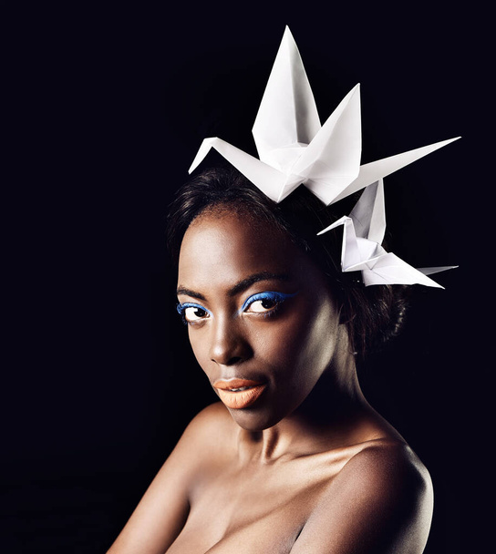Impresionante belleza africana. Retrato de una hermosa mujer étnica posando con pájaros en origami en su cabeza - Foto, Imagen