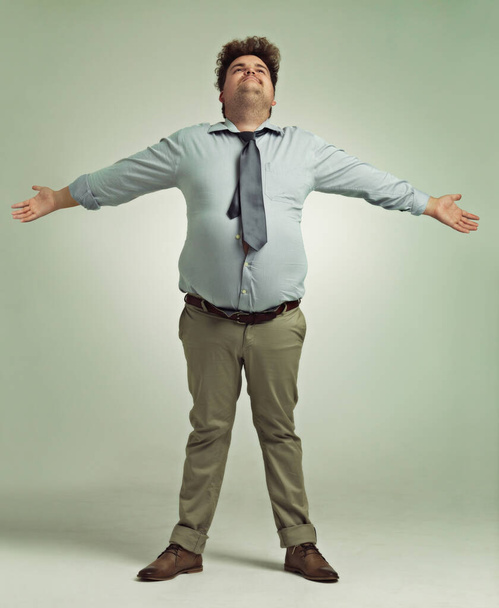 Umarme mich. Aufnahme eines übergewichtigen Mannes mit ausgestreckten Armen in voller Länge - Foto, Bild