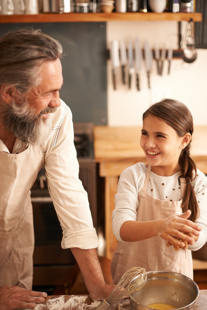 Isoisä, missä opit leipomaan? tyttö liimaus isoisänsä kanssa, kun he leipovat keittiössä - Valokuva, kuva