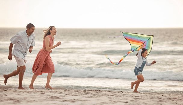 Szczęśliwa rodzina, wakacje na plaży i dziecko latawca podczas biegania nad morzem z matką i ojcem. Energia, zabawa i zabawa podczas wakacji i letnich podróży z mężczyzną, kobietą i dzieckiem. - Zdjęcie, obraz
