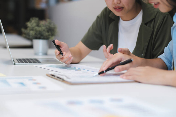 Startup asian business teamwork analyse investment marketing data on computer laptop, finance meeting. - Foto, Bild