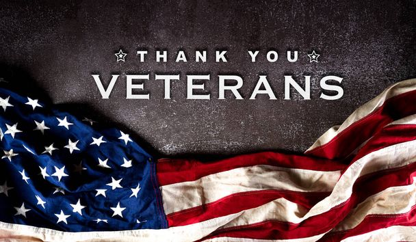 С Днем ветеранов. Американские флаги на темном каменном фоне. 11 ноября. - Фото, изображение