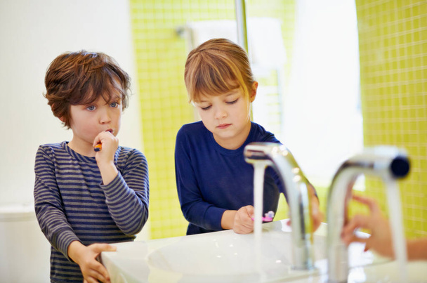 Чистка перед сном. брат і сестра чистять зуби вдома
 - Фото, зображення