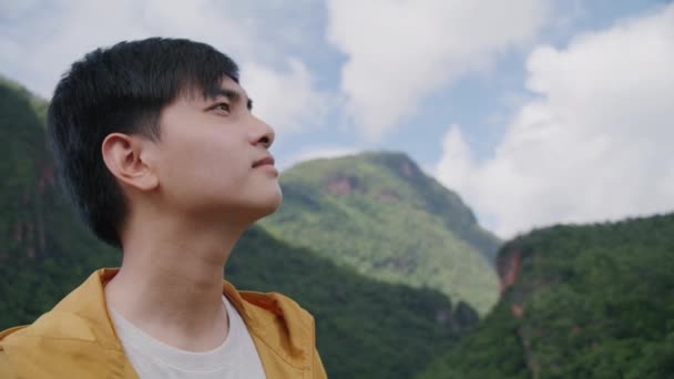 Teenager turisté dýchat čerstvý vzduch na vrcholu hory.Dýchání čerstvého vzduchu z přírody. - Záběry, video