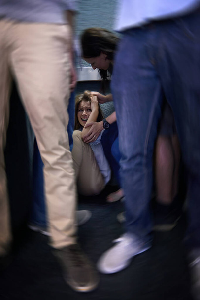 Segítek a tömegnek. Egy félelmetes fiatal nő csapdába esett a tömegben. - Fotó, kép