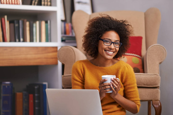 Otan yhteyttä. Muotokuva houkutteleva nuori nainen juo kahvia työskennellessään hänen kannettava tietokone - Valokuva, kuva