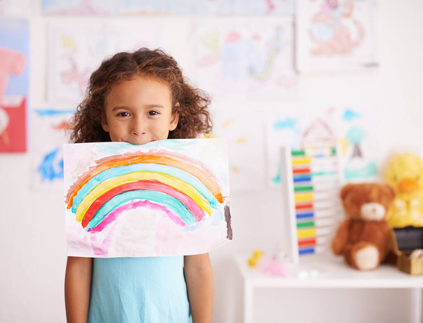 Ну разве тебе не нравятся цвета? маленькая девочка держит картину, которую она нарисовала радугой - Фото, изображение