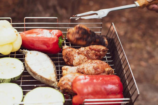 Barbecue extérieur grill. Pique-nique d'été. Loisirs extérieurs. Nourriture cuite sur un feu de camp - Photo, image