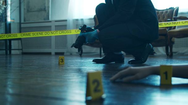 Detective Collecting Evidence in a Crime Scene. Forensic Specialists Making Expertise at Home of a Dead Person. The Concept of Homicide Investigation by Professional Police Officer. - Foto, Imagem