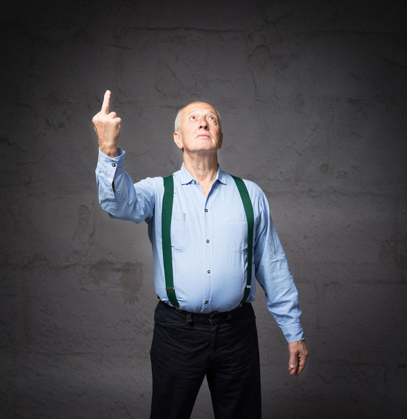 Oude man emoties en expressies in grijze achtergrond - Foto, afbeelding