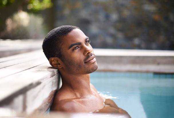 Yaz rüyası. Yakışıklı genç bir adam havuzda dinleniyor. - Fotoğraf, Görsel