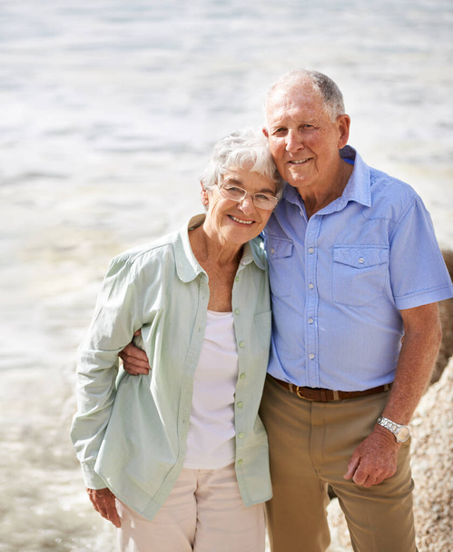 Gemeinsam, wohin das Leben sie führt. Porträt eines älteren Ehepaares am Strand - Foto, Bild