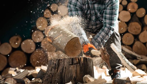 Χέρι και τσεκούρι σε καυσόξυλα, κοπή ξύλου για φωτιά  - Φωτογραφία, εικόνα