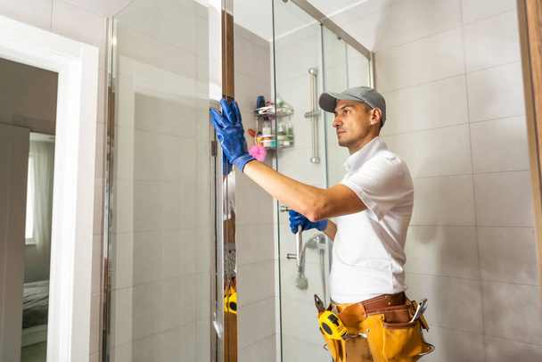 Hydraulik instalowanie kabiny prysznicowej, praca w łazience - Zdjęcie, obraz
