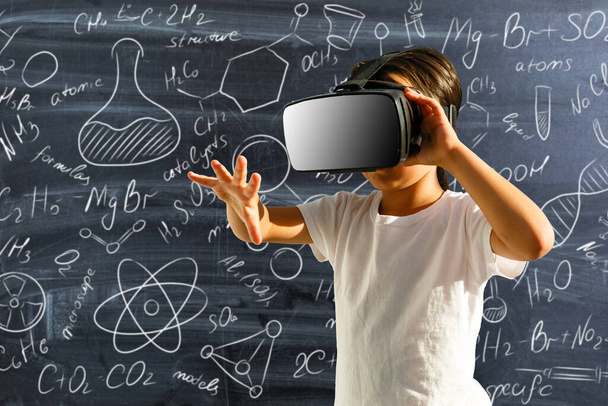 Virtuális valóság szemüveg osztályteremben lány. Az iskola és a modern technológia koncepció. - Fotó, kép