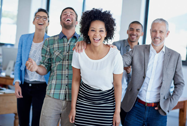 O sucesso merece uma celebração. um grupo de colegas felizes celebrando estar em um escritório - Foto, Imagem