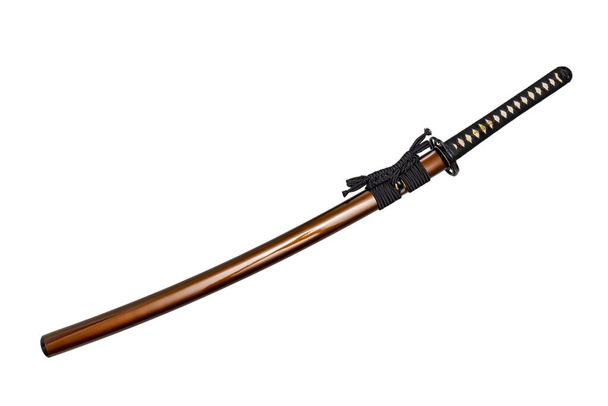 Siyah kordonlu Japon kılıcı, çelik montajı ve beyaz arka planda parlak kahverengi altın kınalı. Seçici odak. - Fotoğraf, Görsel