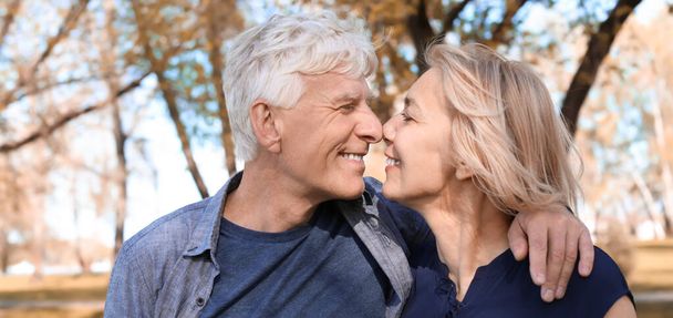 Šťastný starší pár v podzimním parku - Fotografie, Obrázek