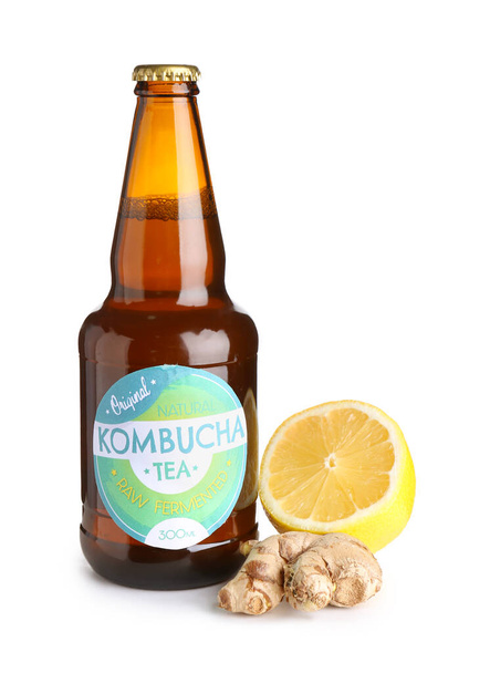 Fles originele kombucha thee met citroen en gember op witte achtergrond - Foto, afbeelding