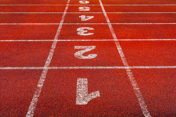 Start points with numbers from one to six on running track or athlete track in stadium. Running track is a rubberized artificial running surface for track and field athletics.  - 写真・画像