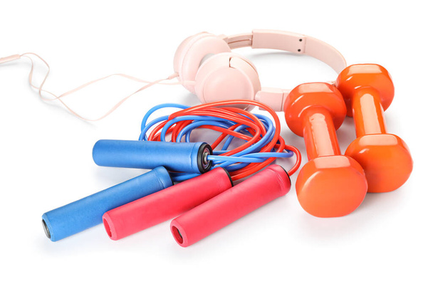 Κουδούνια, σχοινάκια και ακουστικά σε λευκό φόντο - Φωτογραφία, εικόνα