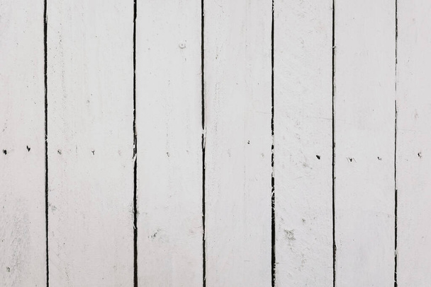потрепанный старый деревянный фон с вертикальными досками окрашены в белый цвет - Фото, изображение