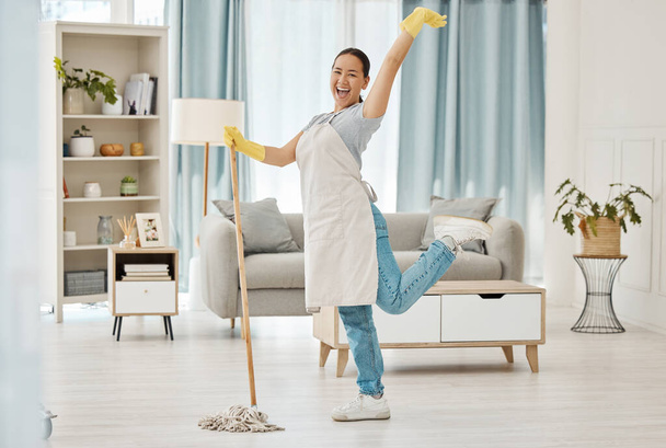 Zabawa azjatycka kobieta, mop lub sprzątanie pokój dzienny z sprzątaniem podłogi produktu do sprzątania domu, pokojówka lub pracownik. Szczęśliwy, uśmiech lub opieka zdrowotna w bakterii wiosna czyste wnętrza pokoju. - Zdjęcie, obraz