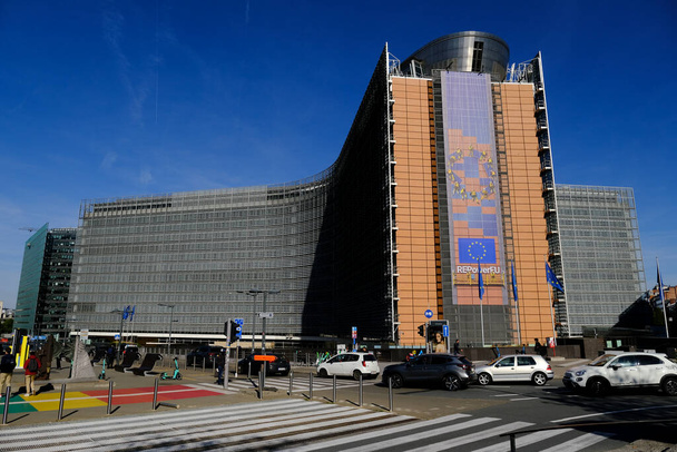 Cars pass outside of Berlaymont which is an office building which houses the headquarters of the European Commission, the executive branch of the European Union. Brussels, Belgium on Sept. 22, 2022. - Foto, Imagen