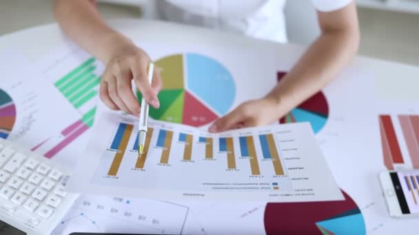 Forschung zu Finanzinvestitionsbericht und Datenanalyse von Unternehmen - Filmmaterial, Video