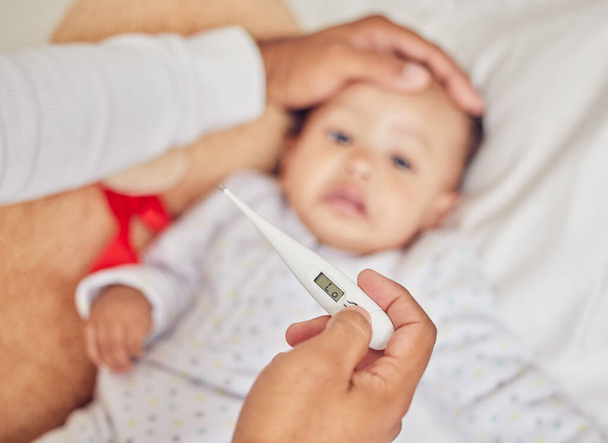 Θερμόμετρο, covid και άρρωστο μωρό στο κρεβάτι με τους γονείς χέρι στο μέτωπό τους έλεγχο για πυρετό ή γρίπη στο σπίτι. Ανησυχία, φροντίδα και πρόσωπο που φροντίζει για ένα μικρό παιδί δοκιμή για την ασθένεια ή το κρύο πρόβλημα. - Φωτογραφία, εικόνα