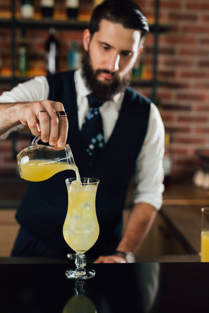 barman prepares cocktail in club - Φωτογραφία, εικόνα