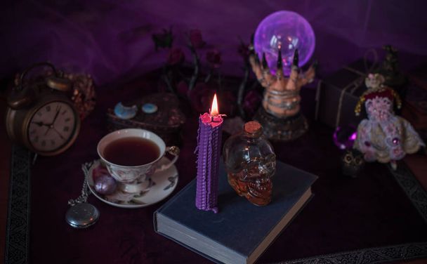 Magisches Attribut, Hexerei-Konzept, Kerzenfeuer, Zauber und andere Rituale - Foto, Bild