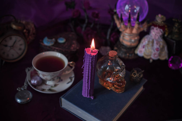Magisches Attribut, Hexerei-Konzept, Kerzenfeuer, Zauber und andere Rituale - Foto, Bild