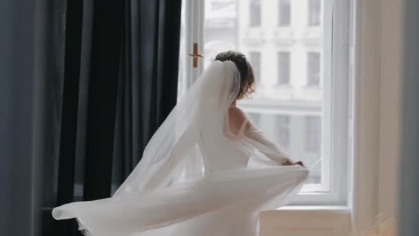 幸せな花嫁オン彼女の結婚式の日にAホワイトドレスダンスで彼女のベッドルーム - 映像、動画