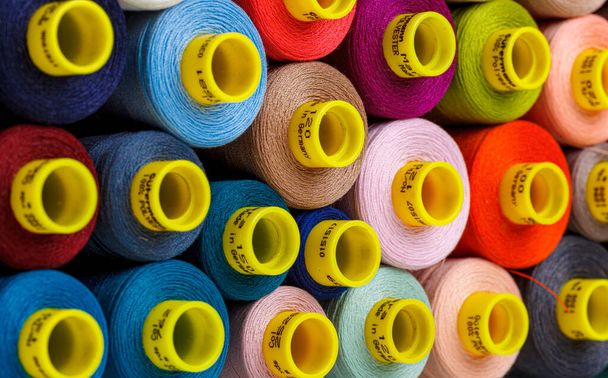 набор разноцветных катушек ниток для шитья крупным планом - Фото, изображение
