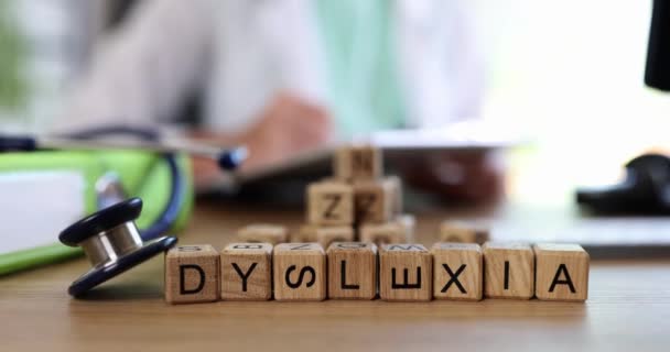 Slovo Dyslexie a lékařská ordinace. detailní záběr. Selektivní postižení schopnosti zvládat čtení a psaní - Záběry, video