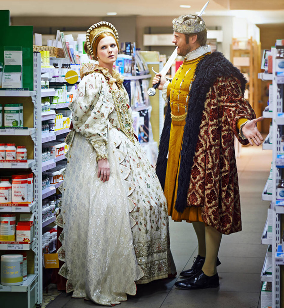 Castle or aisle - its the same old argument. a king and queen having an argument in a modern grocery store - Zdjęcie, obraz